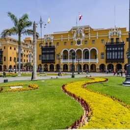 Lima Hauptplatz den Plaza de Armas mit Regierungsgebäude